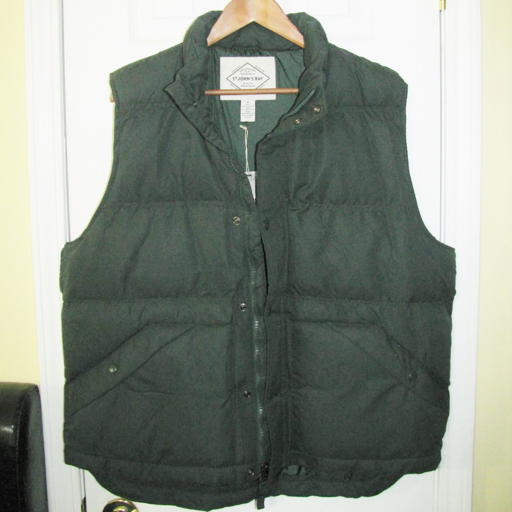 NWT Men's St.John's Bay Puffer Vest (XL)